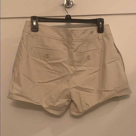 Lilly Pulitzer beige shorts! - Picture 3 of 4